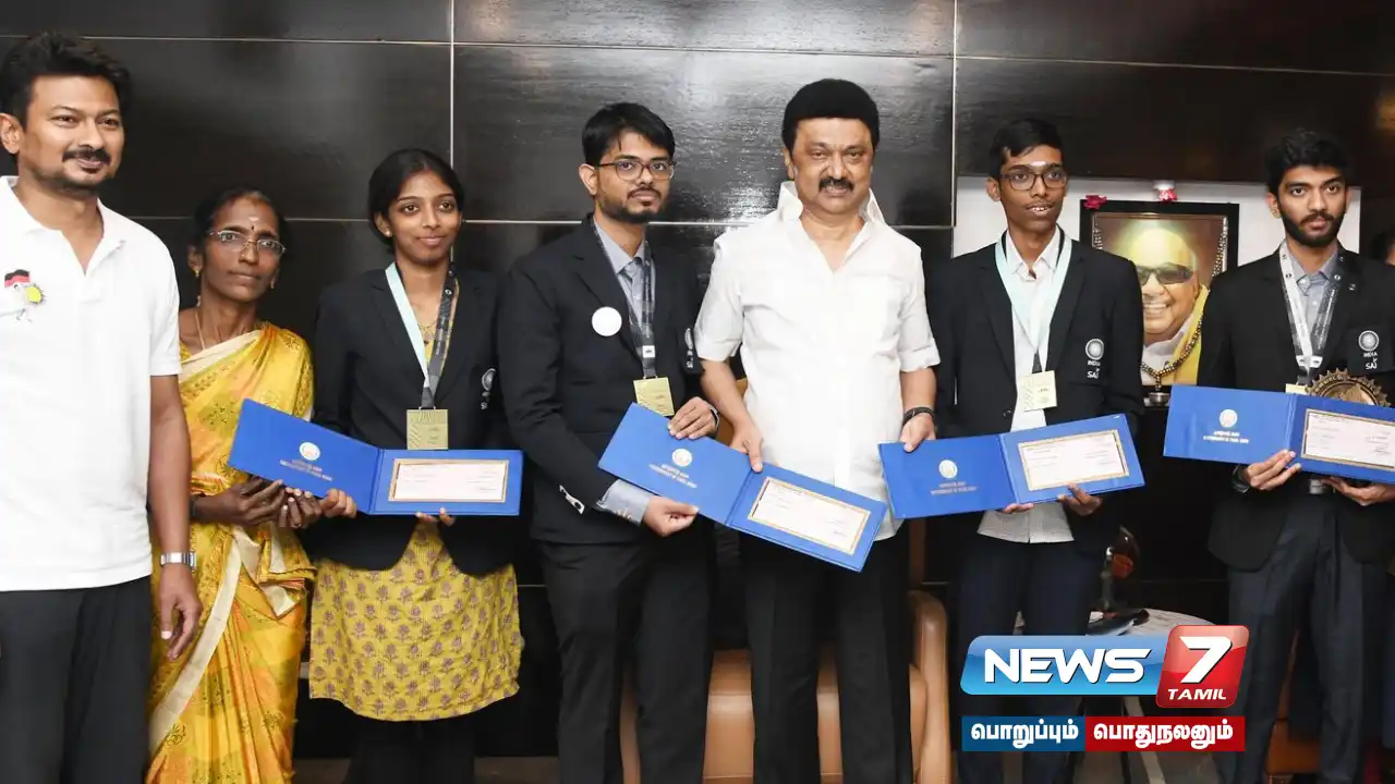 Chess Olympiad gold - Tamilnadu player, CM presents check for Rs 90 lakh to women players #MKStalin!