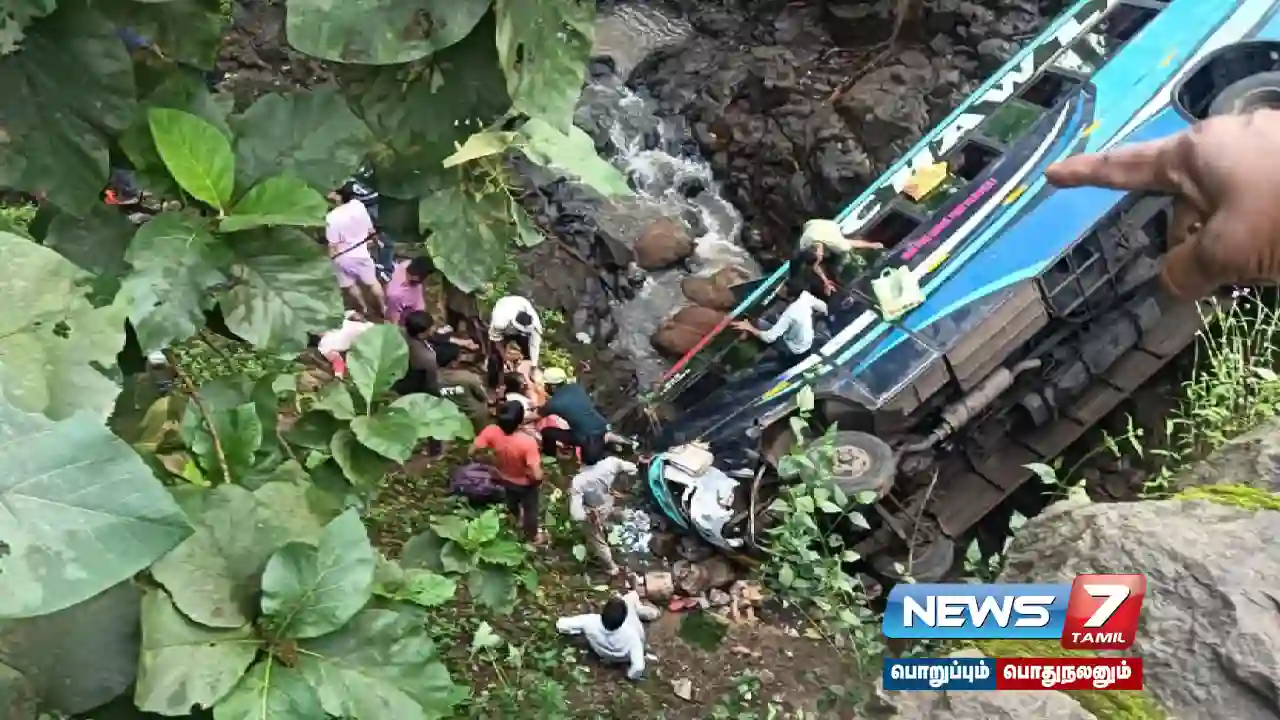 Private bus falls into ditch in #Maharashtra... 6 dead!