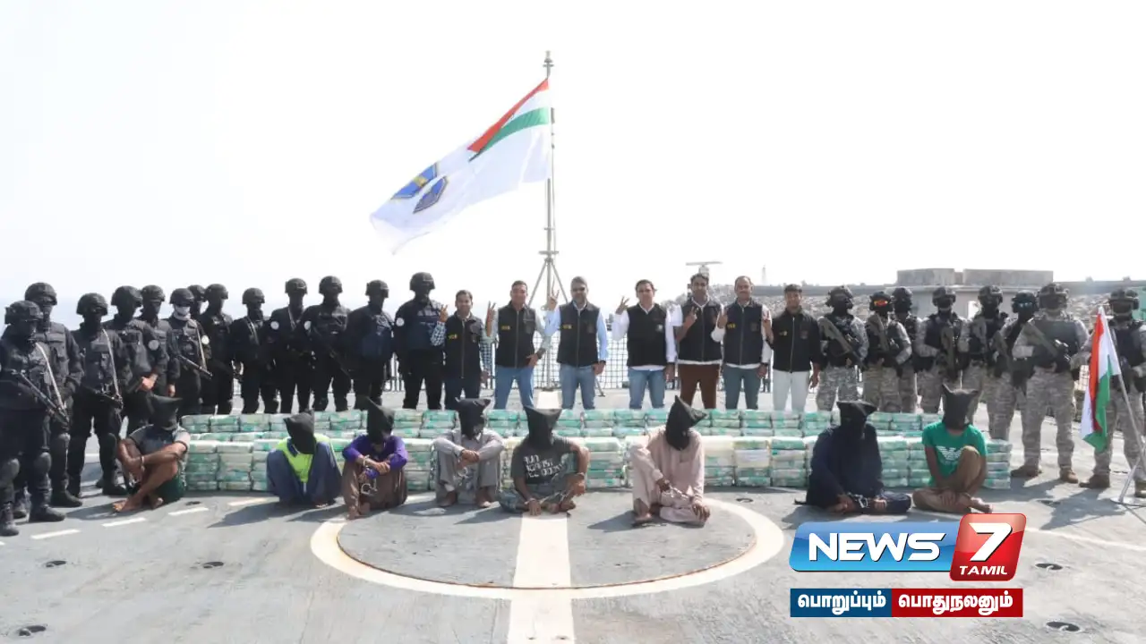 #Gujarat | 700 kg of methamphetamine seized in the sea area near Porbandar - 8 Iranians arrested!