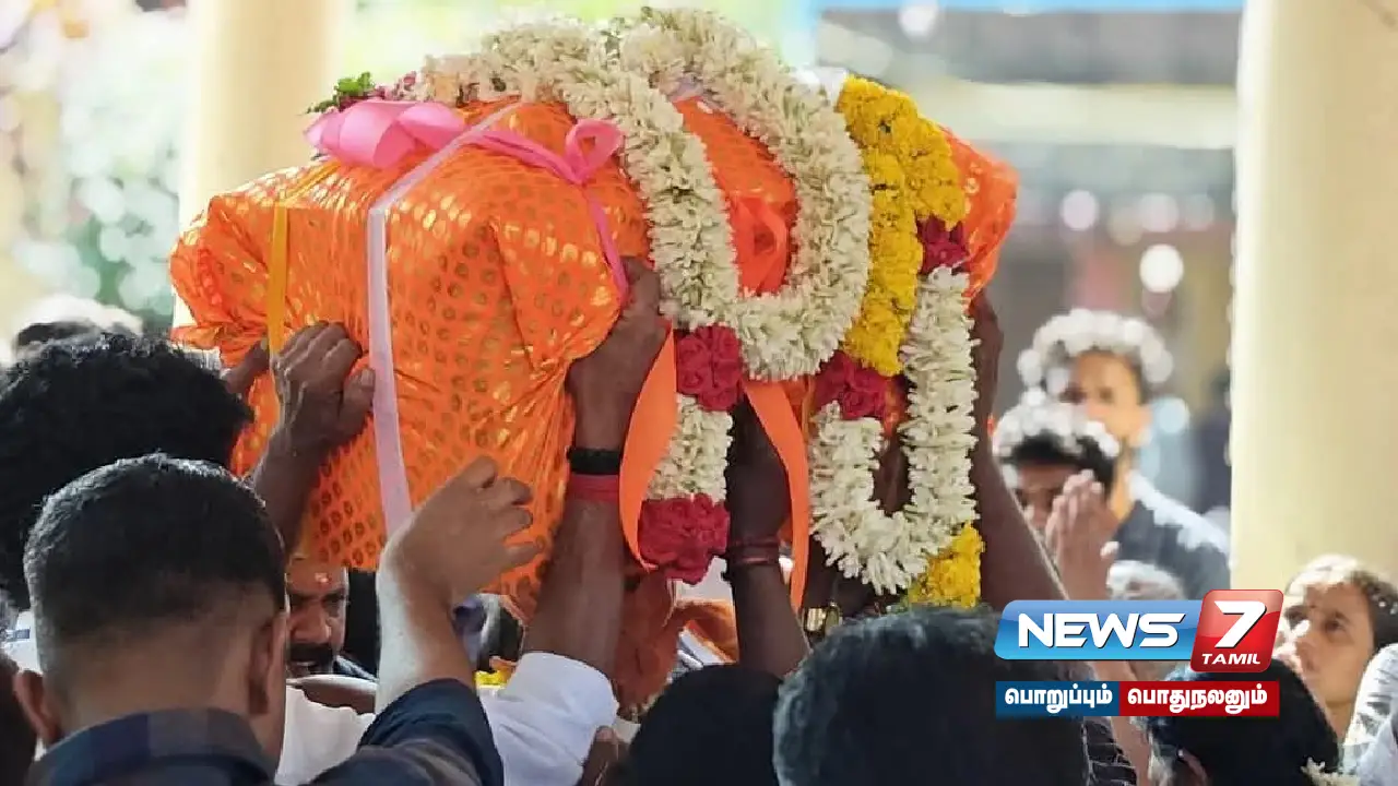 அச்சன்கோவில் கொண்டு செல்லப்பட்ட தர்மசாஸ்தா ஐயப்பனின் தங்க ஆபரணங்கள் - தென்காசியில் மேள, தாளங்கள் முழங்க உற்சாக வரவேற்பு!