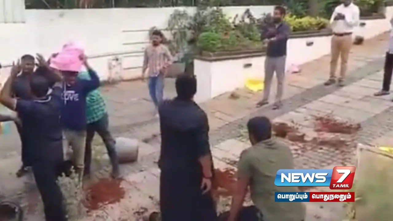 Stone pelting at actor Allu Arjun's house - 8 people arrested!