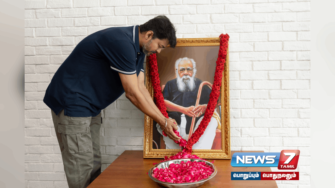 Thaveka leader #Vijay showered floral tributes on Periyar's portrait!